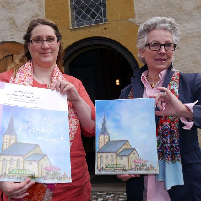 Die ehemalige Kantorin Angelika Riegel (links) und Kunstmalerin Maren Sagemüller laden mit dem neuen Plakatmotiv zur Konzertreihe „Eine Kleine Marktmusik“ in die Stadtkirche Rheda ein.